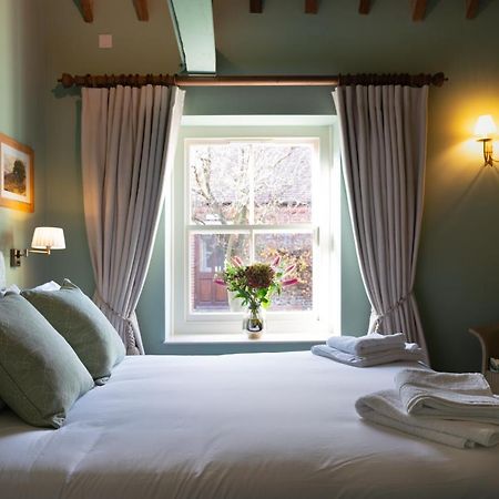 The Horse And Groom Inn ชิชิสเตอร์ ภายนอก รูปภาพ