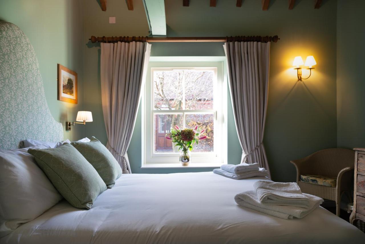 The Horse And Groom Inn ชิชิสเตอร์ ภายนอก รูปภาพ