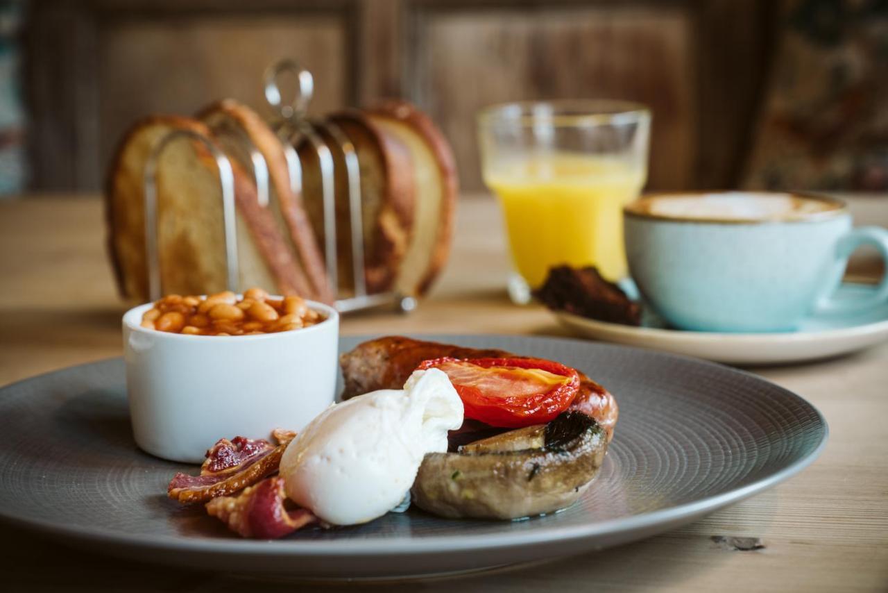 The Horse And Groom Inn ชิชิสเตอร์ ภายนอก รูปภาพ