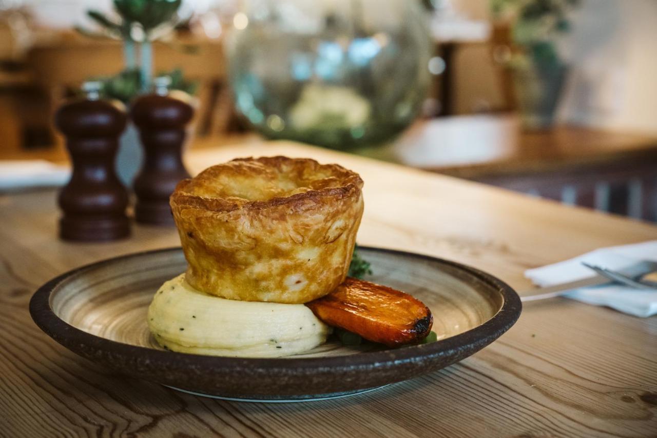 The Horse And Groom Inn ชิชิสเตอร์ ภายนอก รูปภาพ
