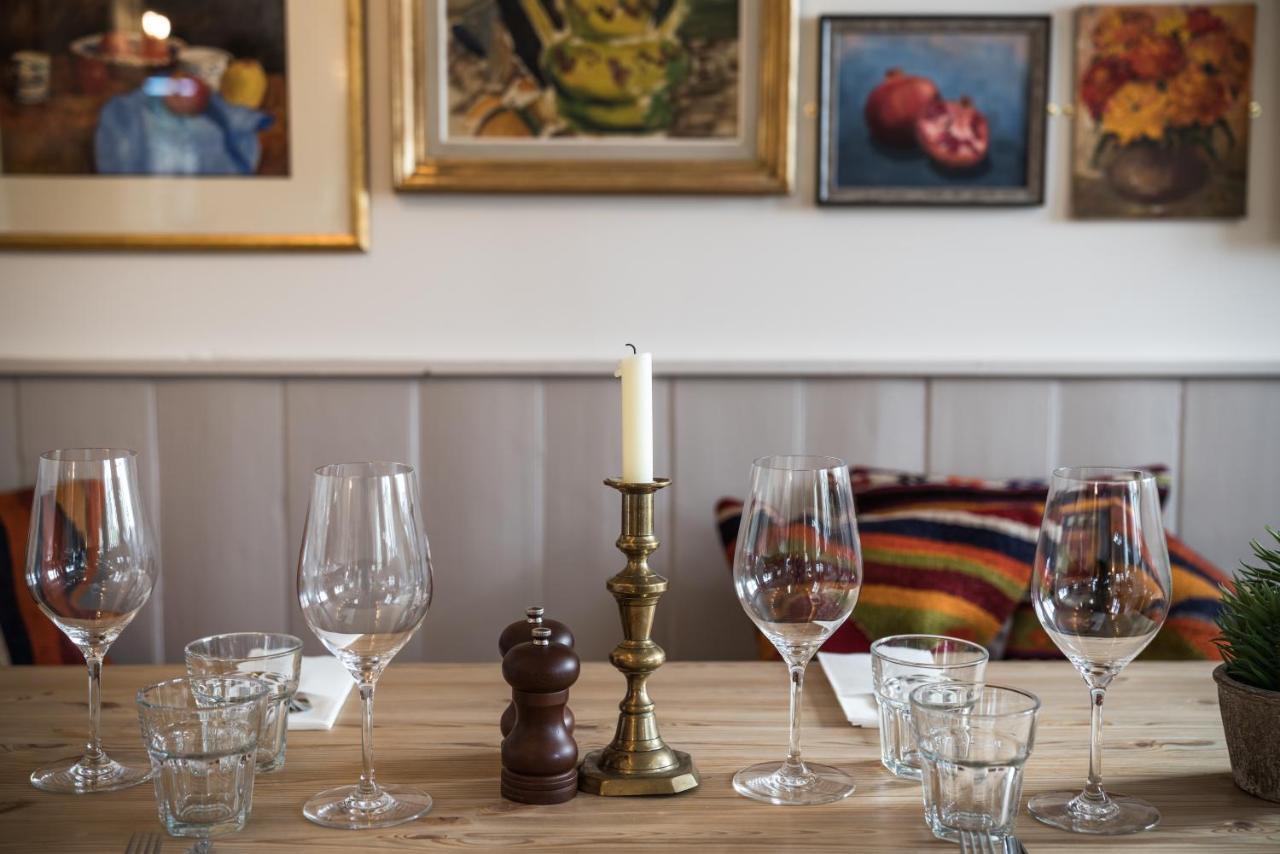 The Horse And Groom Inn ชิชิสเตอร์ ภายนอก รูปภาพ