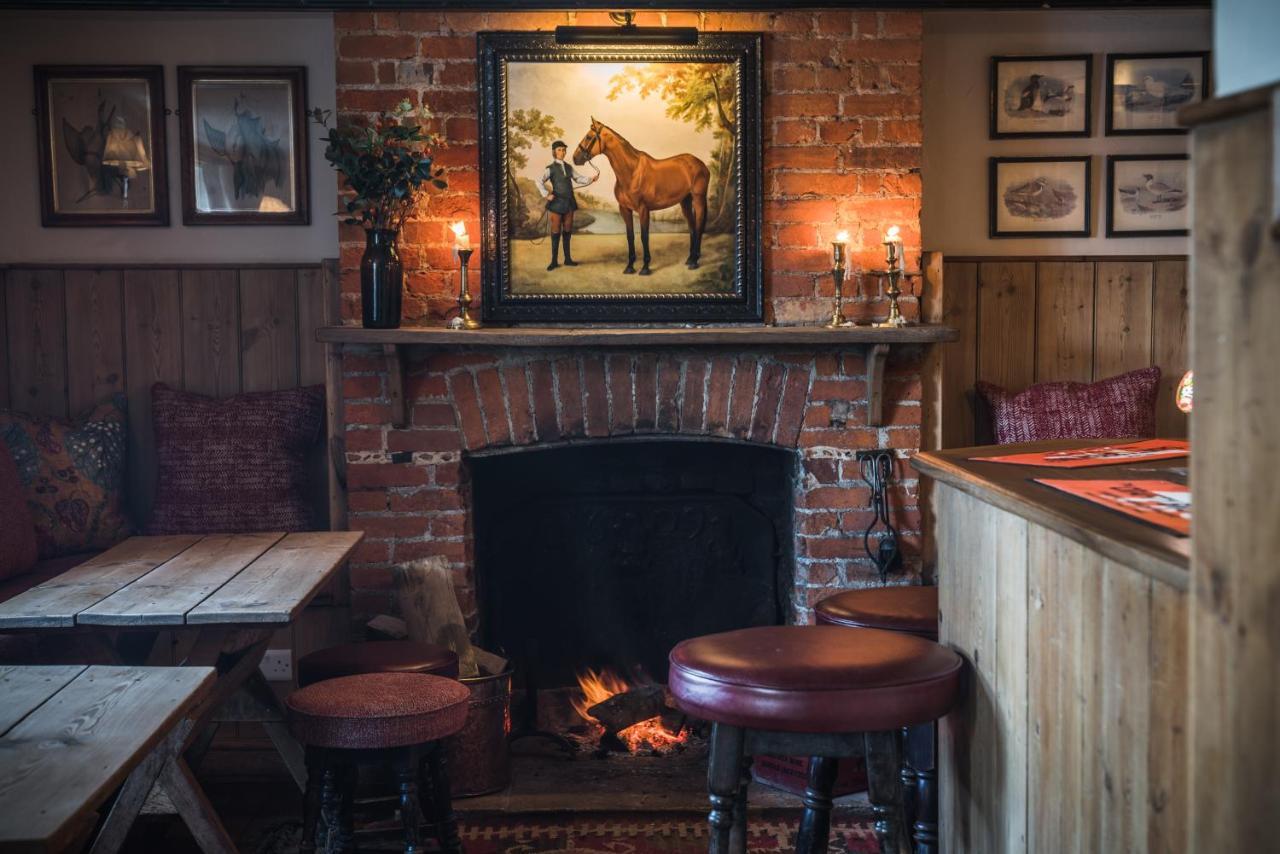 The Horse And Groom Inn ชิชิสเตอร์ ภายนอก รูปภาพ