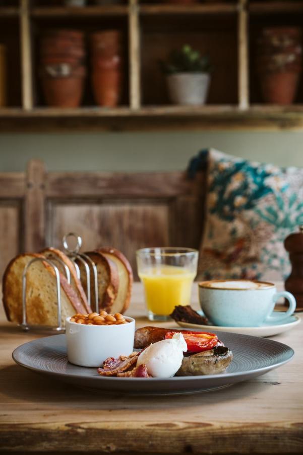 The Horse And Groom Inn ชิชิสเตอร์ ภายนอก รูปภาพ